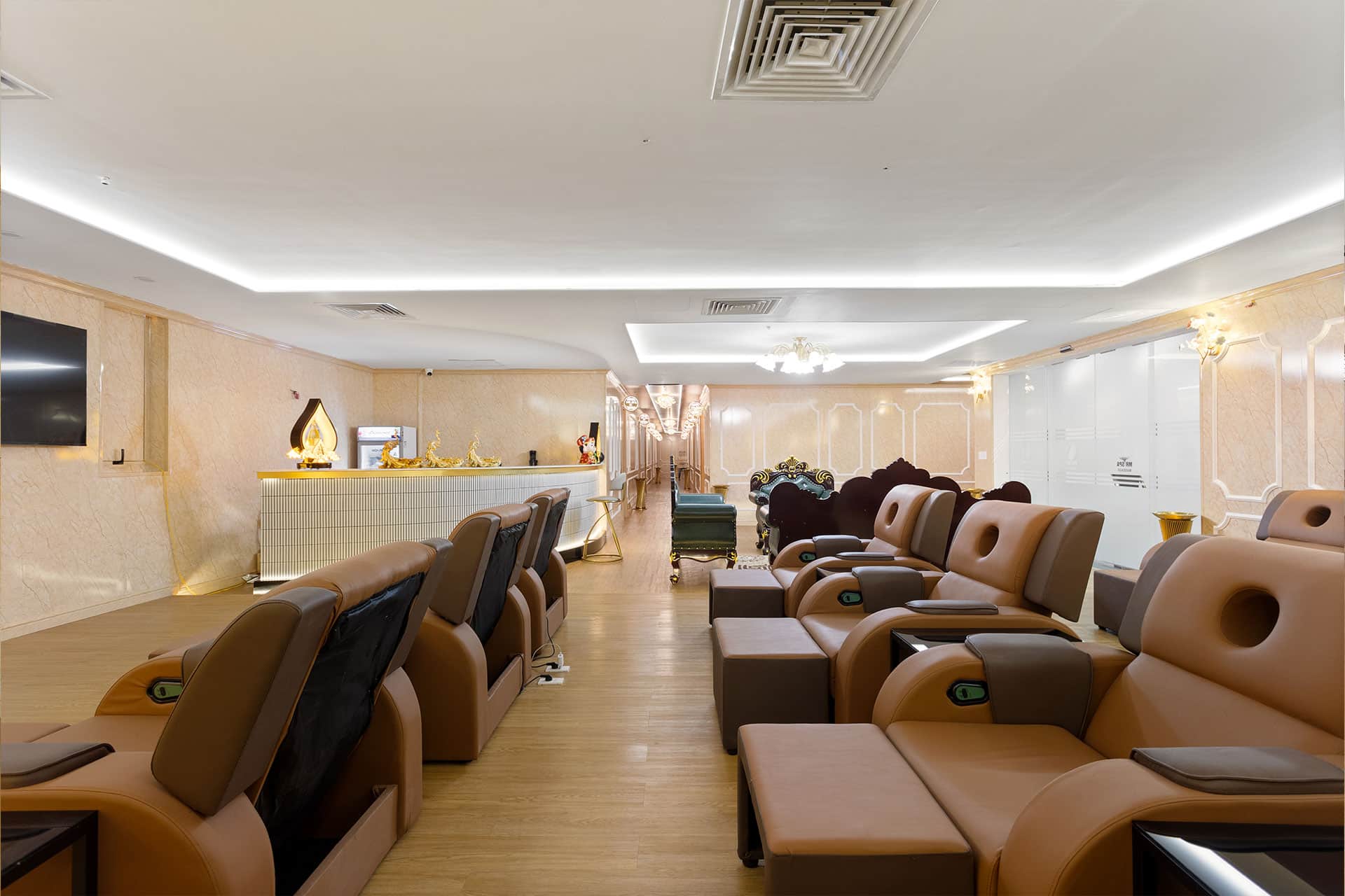 Quầy lễ tân Mr Spa, nơi khách xác nhận gói và giờ kết thúc trước buổi massage